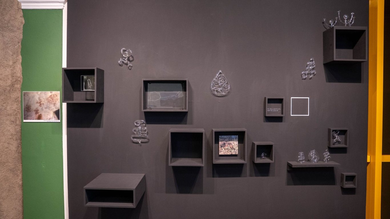 SITE – SIDE – SIGHT WALKS Installation view, National Archaeological Museum Aruba, 2026 SITE – SIDE – SIGHT WALKS
Installation view, National Archaeological Museum Aruba, 2026